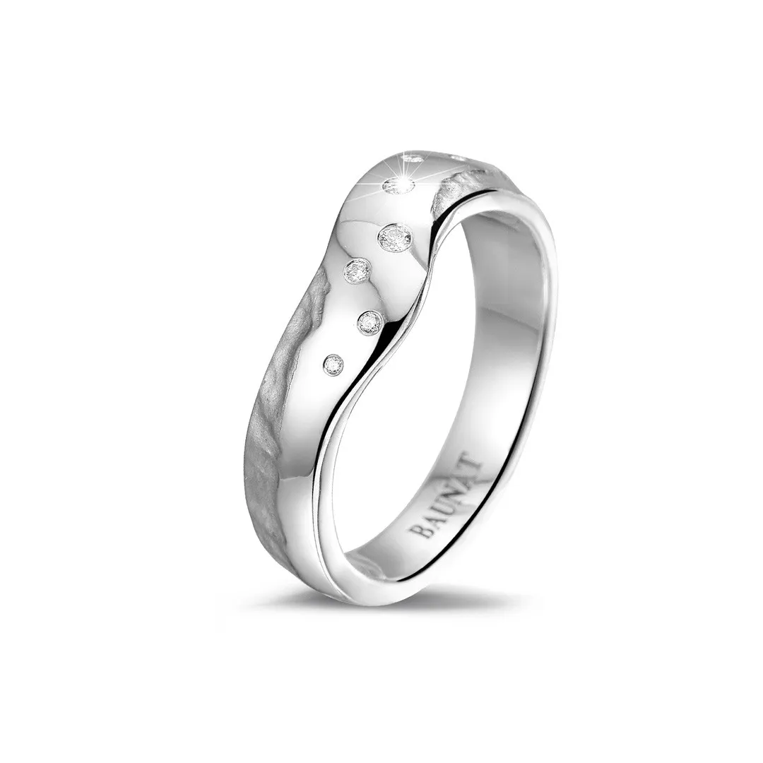 0.06 quilates alianza en oro blanco con pequeños diamantes 