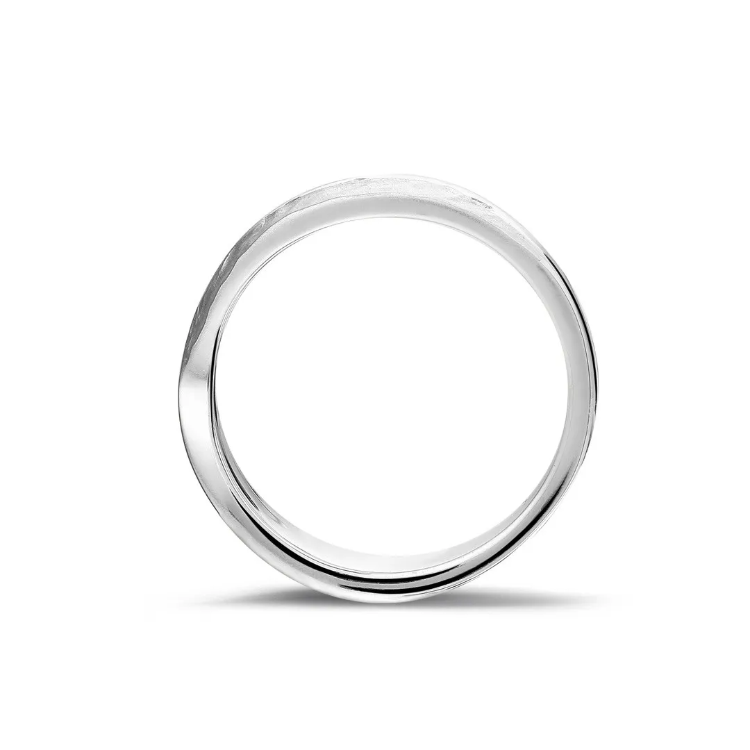 0.06 quilates alianza en oro blanco con pequeños diamantes 