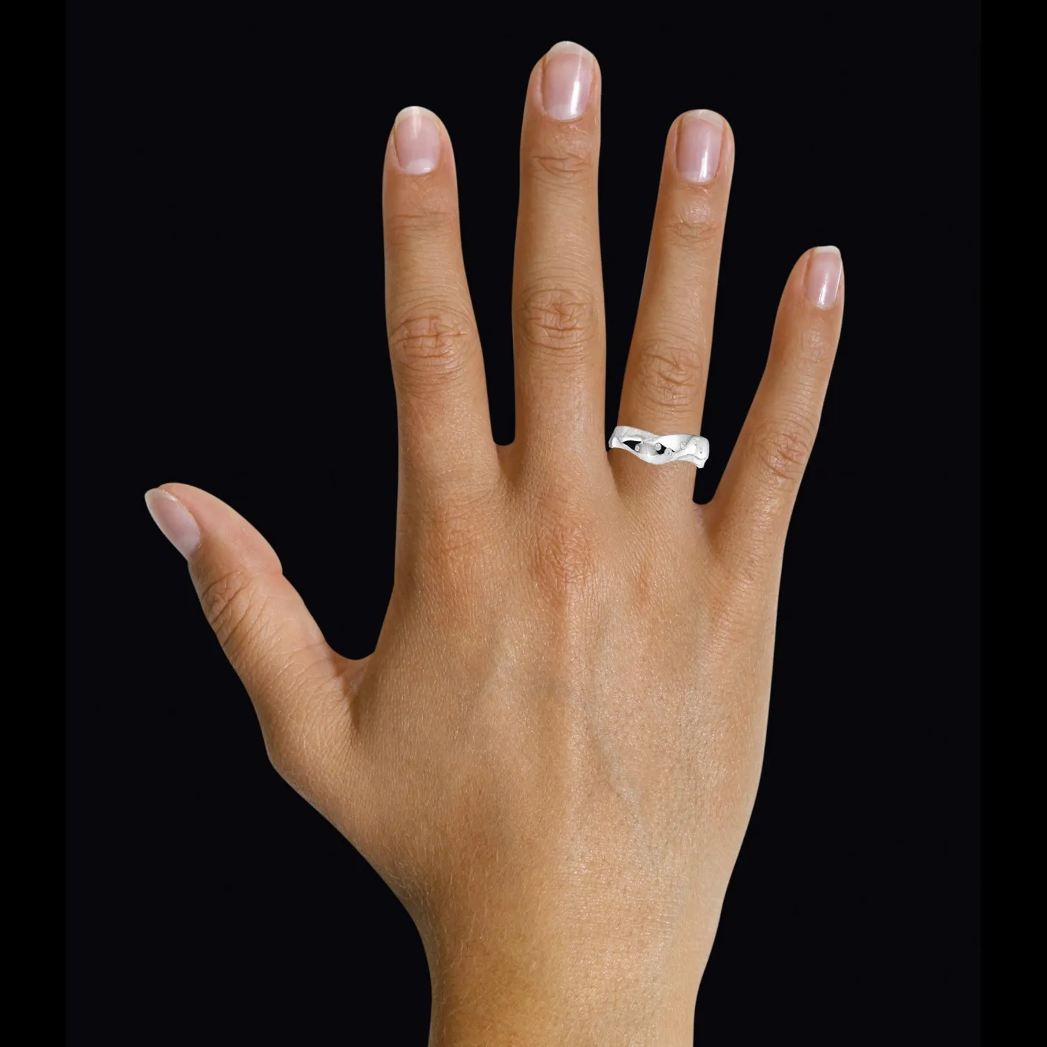 0.06 quilates alianza en oro blanco con pequeños diamantes 