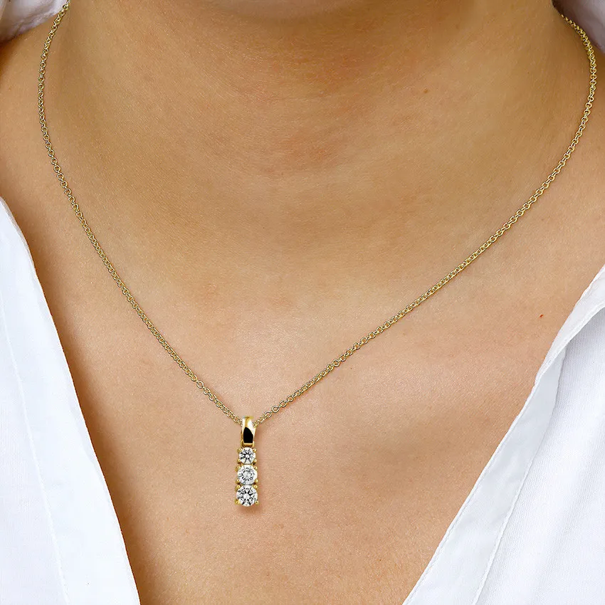 0.83 quilates trilogía colgante diamante en oro amarillo 