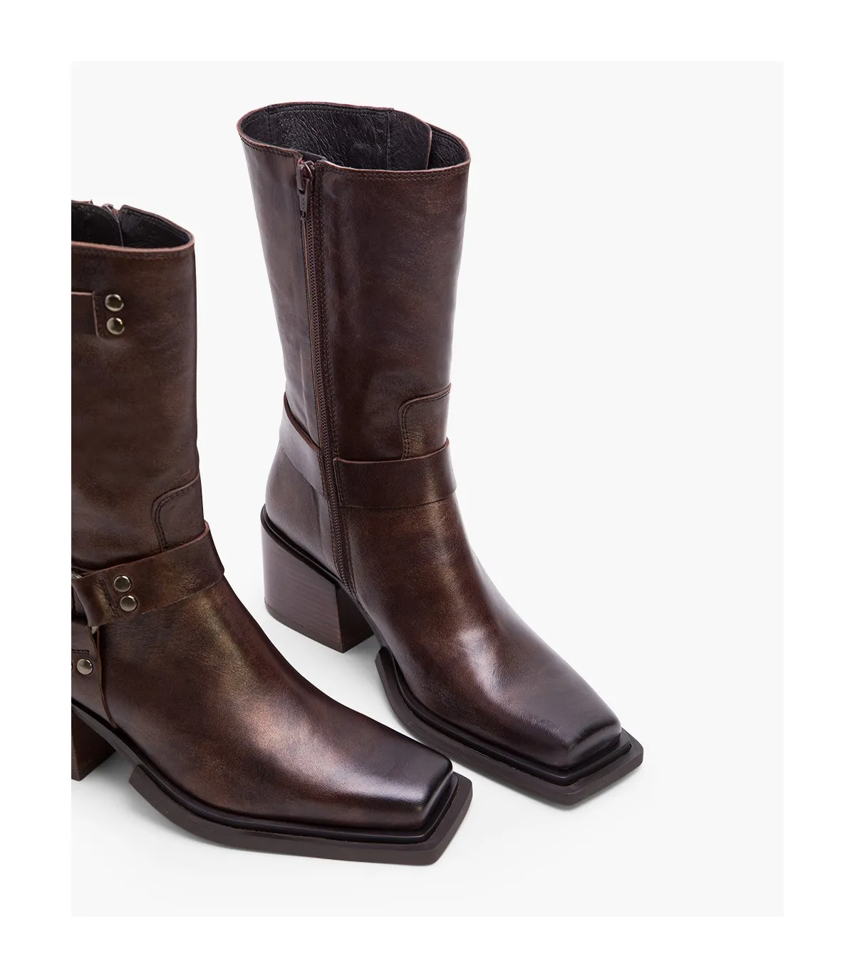 Bota para mujer con detalle de hebillas