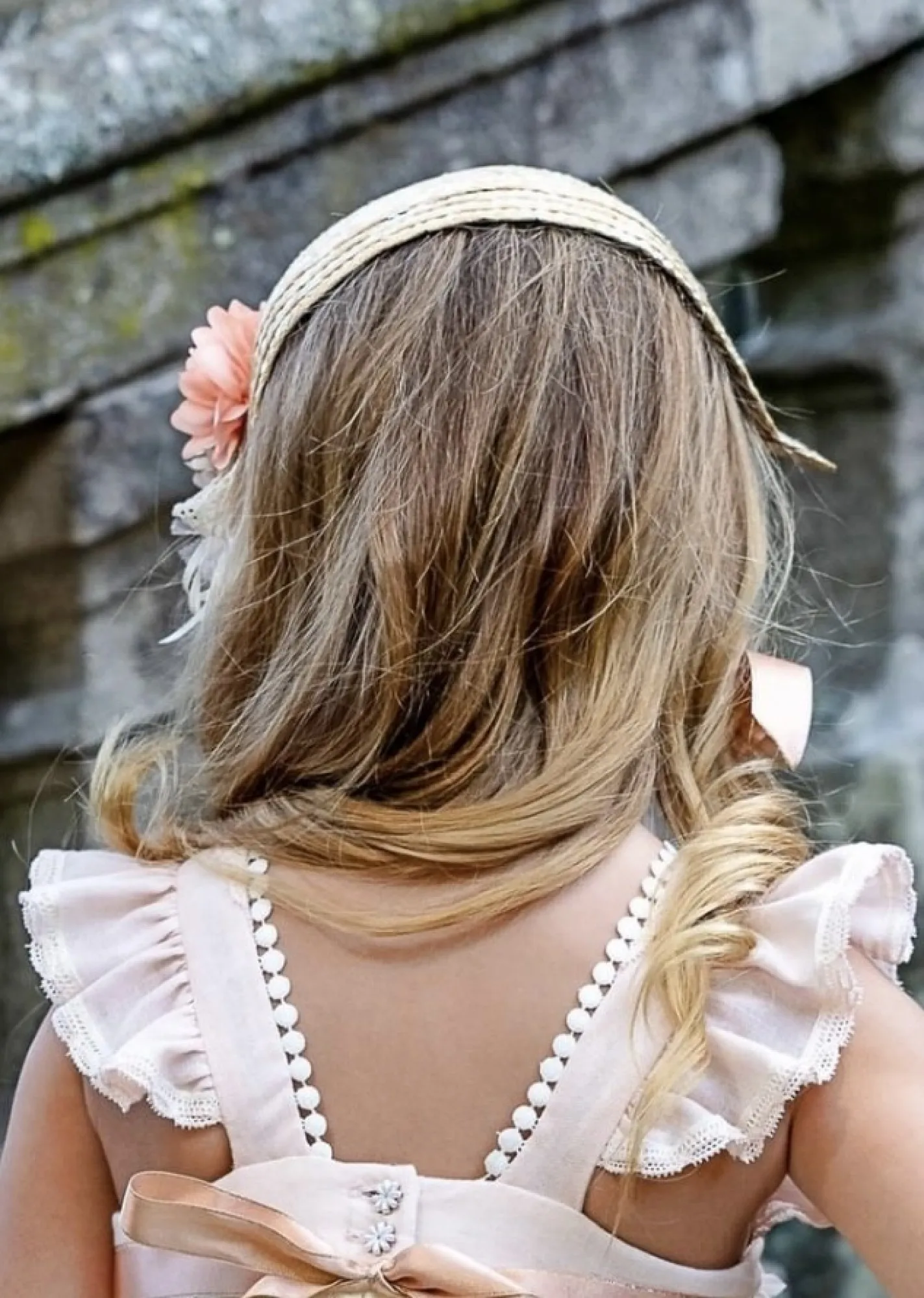 Capota colonial para niña. Colección Melocotón
