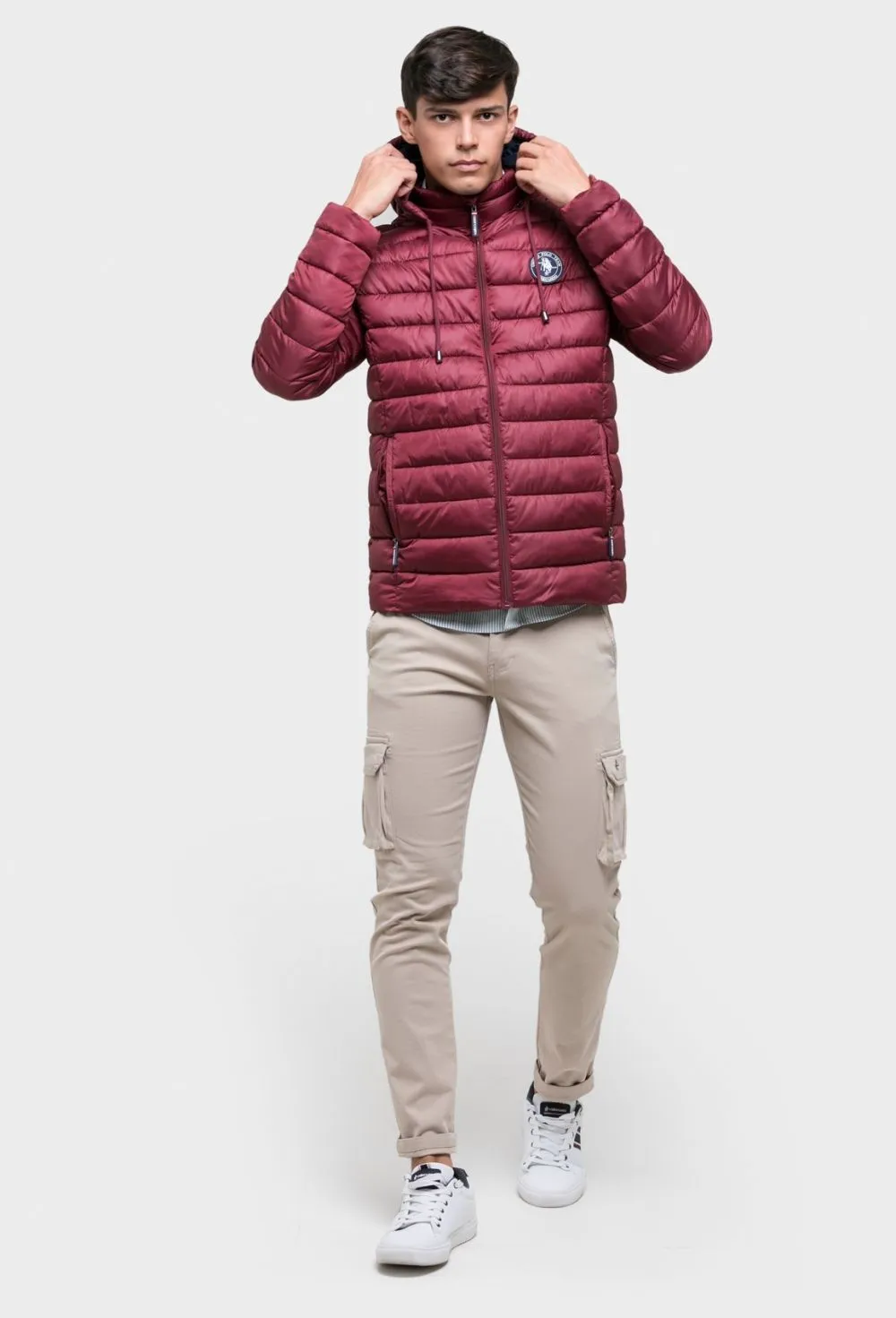 Chaqueta acolchada modelo escudo granate