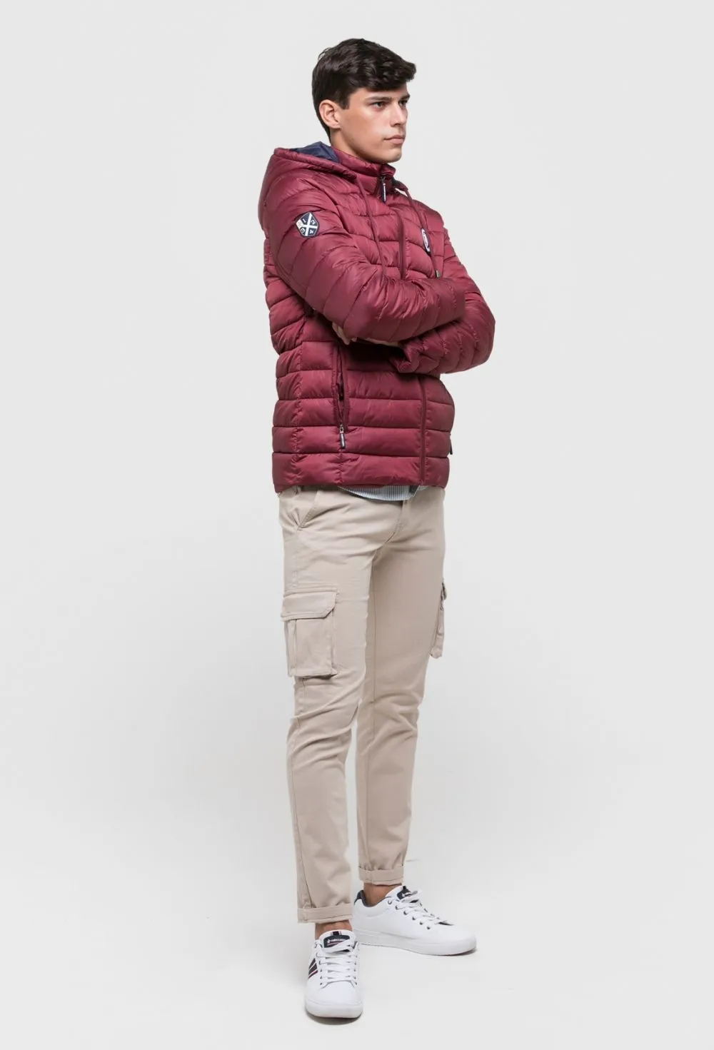 Chaqueta acolchada modelo escudo granate