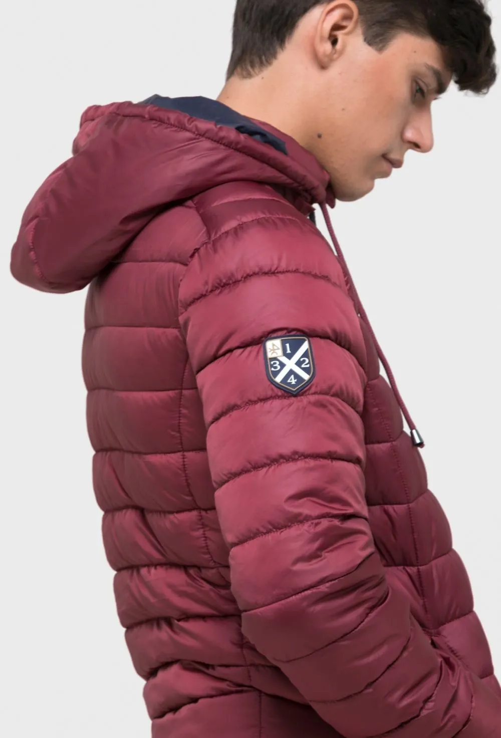 Chaqueta acolchada modelo escudo granate