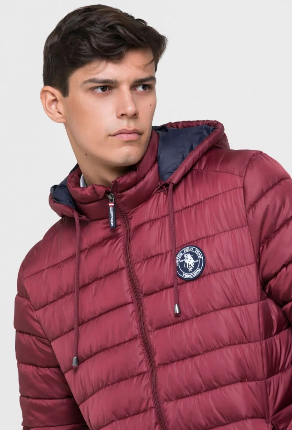 Chaqueta acolchada modelo escudo granate