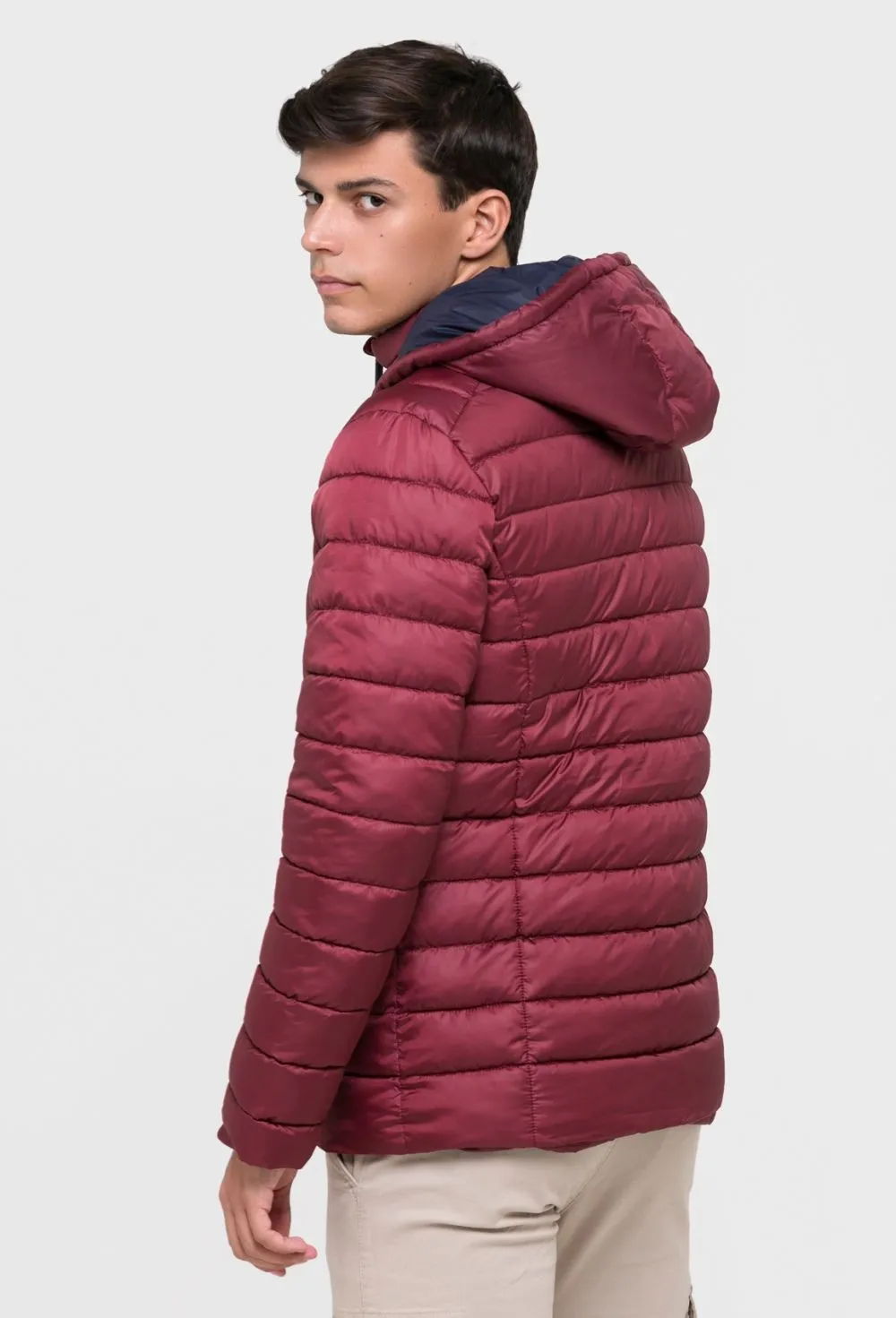 Chaqueta acolchada modelo escudo granate