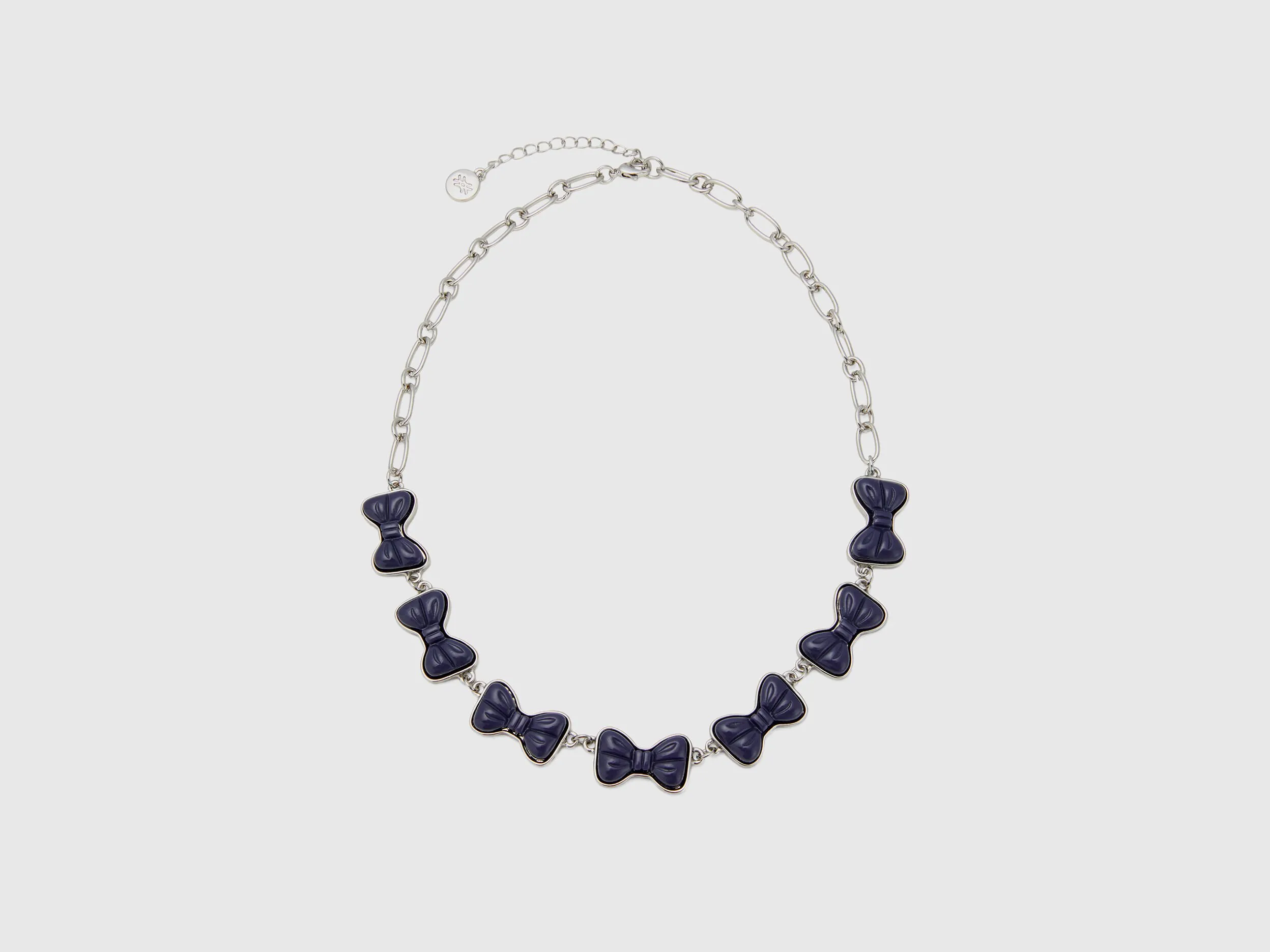 Collar con lazos azul oscuro