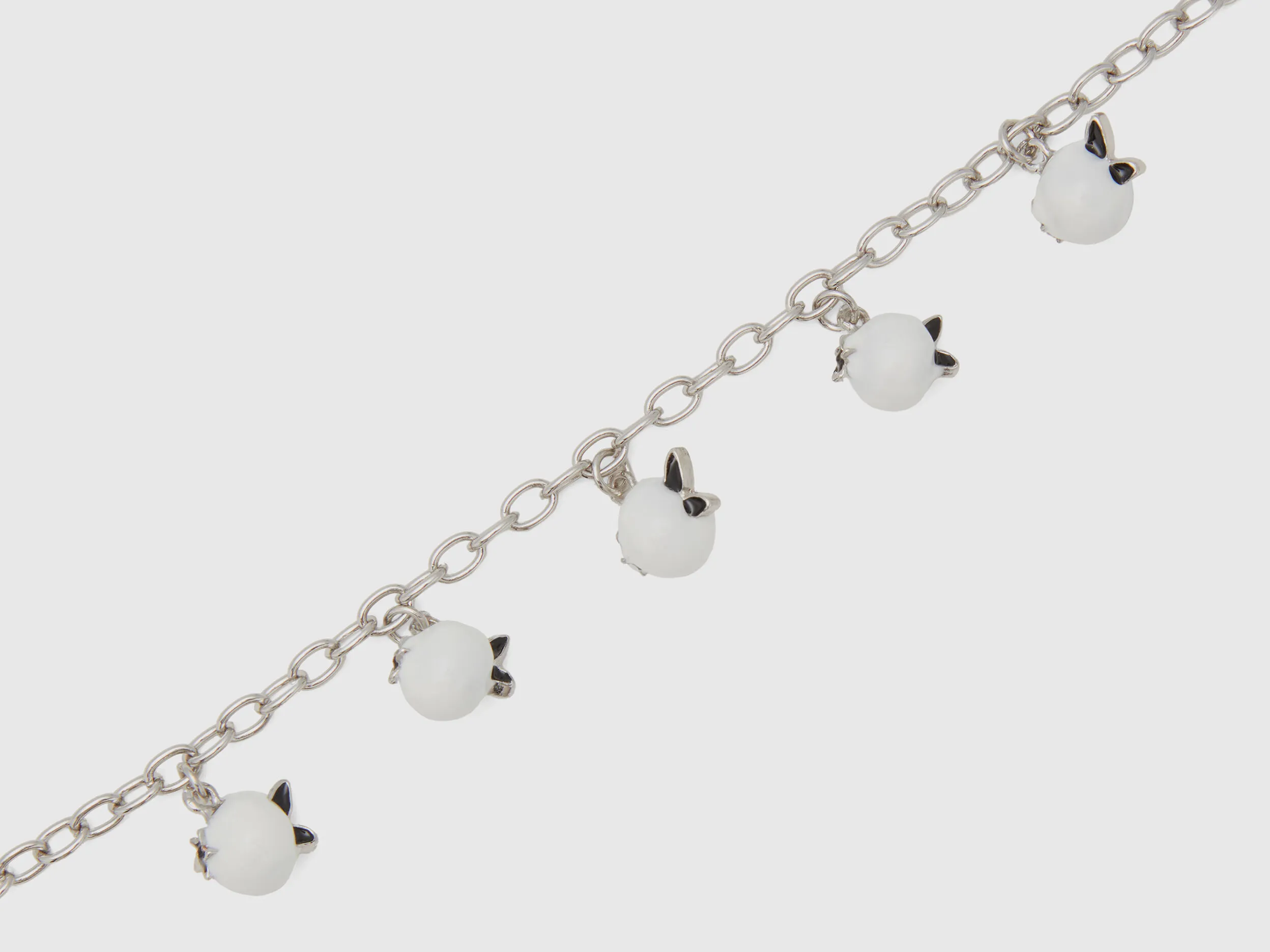 Collar plateado con arándanos blancos