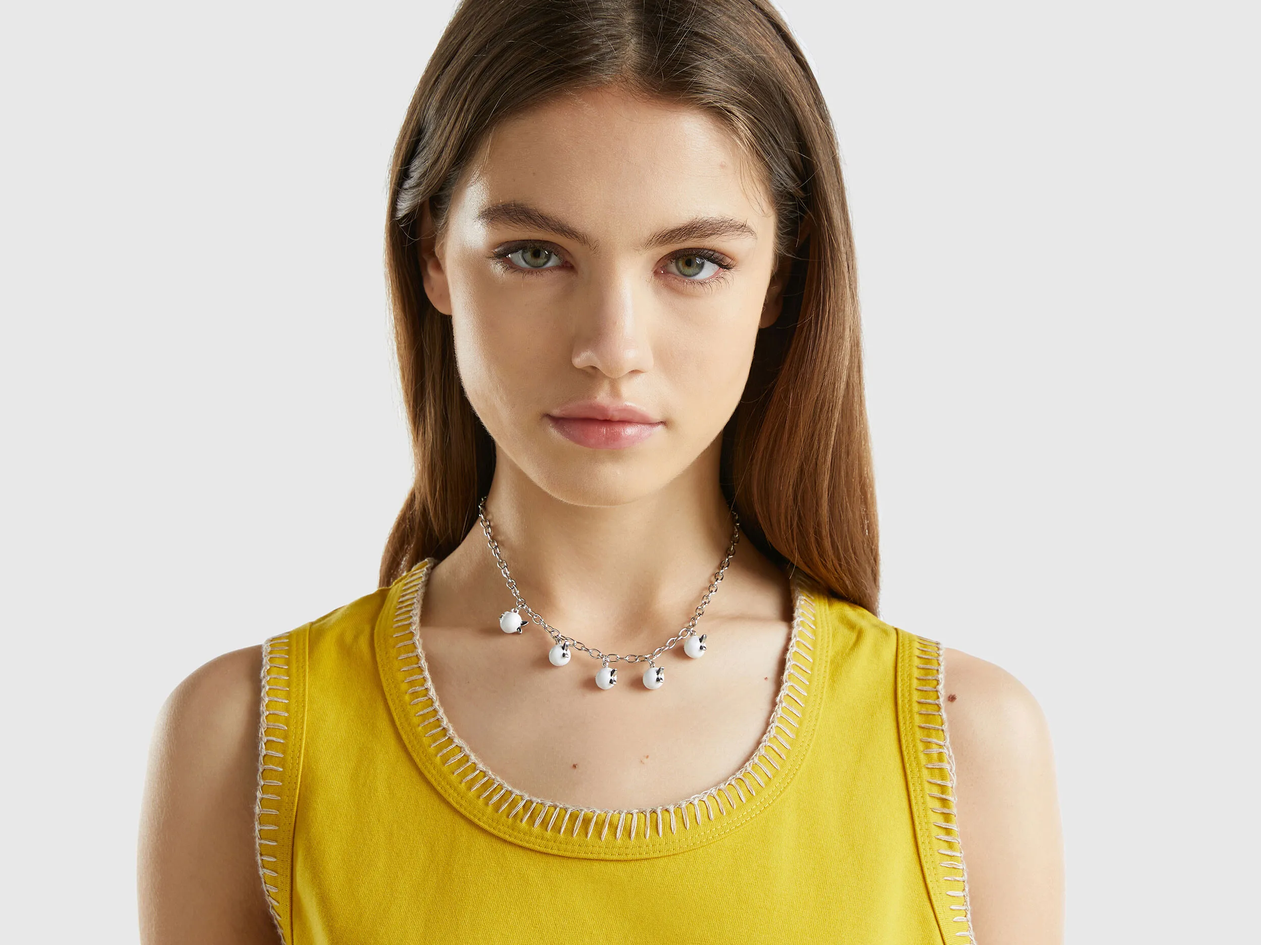 Collar plateado con arándanos blancos