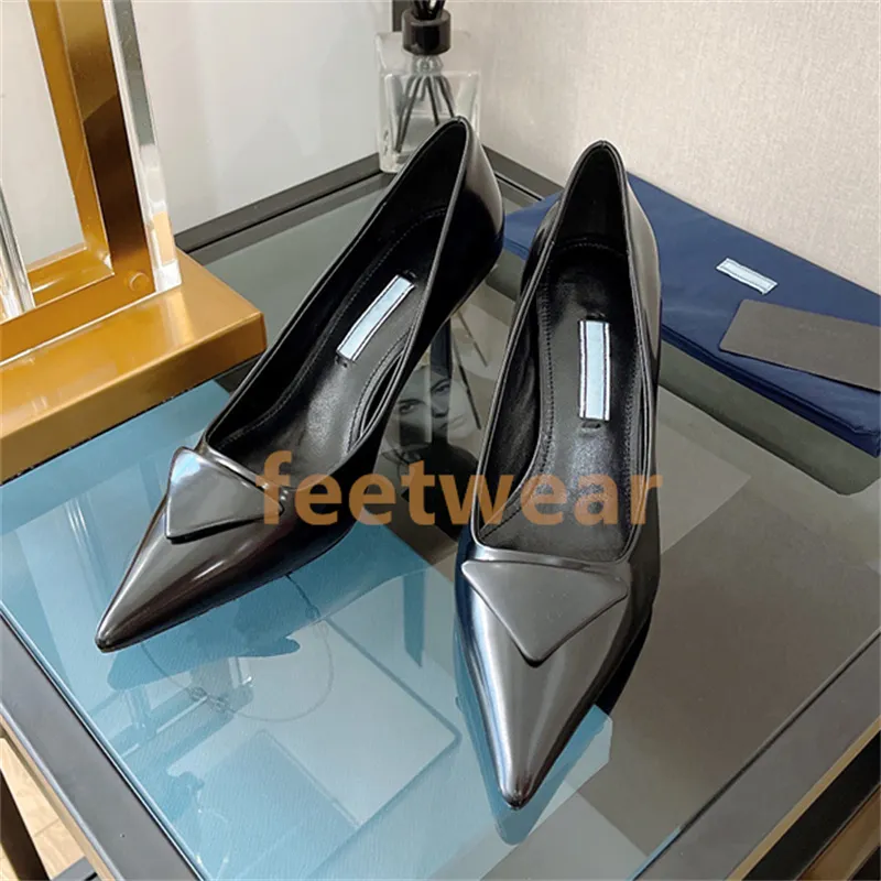 Con caja Zapatos de vestir de tacones de diseñador Logo Impreso 75 mm Bombas de cuero cepillado de tacón alto negro blanco rosa 