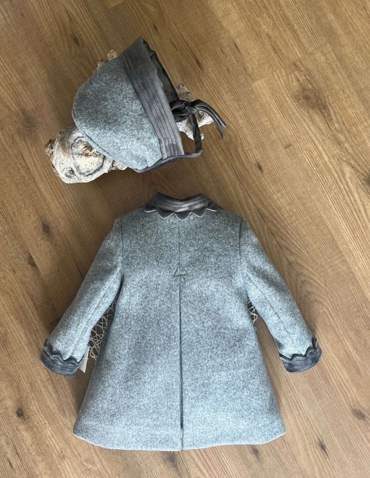 Conjunto Abrigo y capota modelo Inglés en paño gris