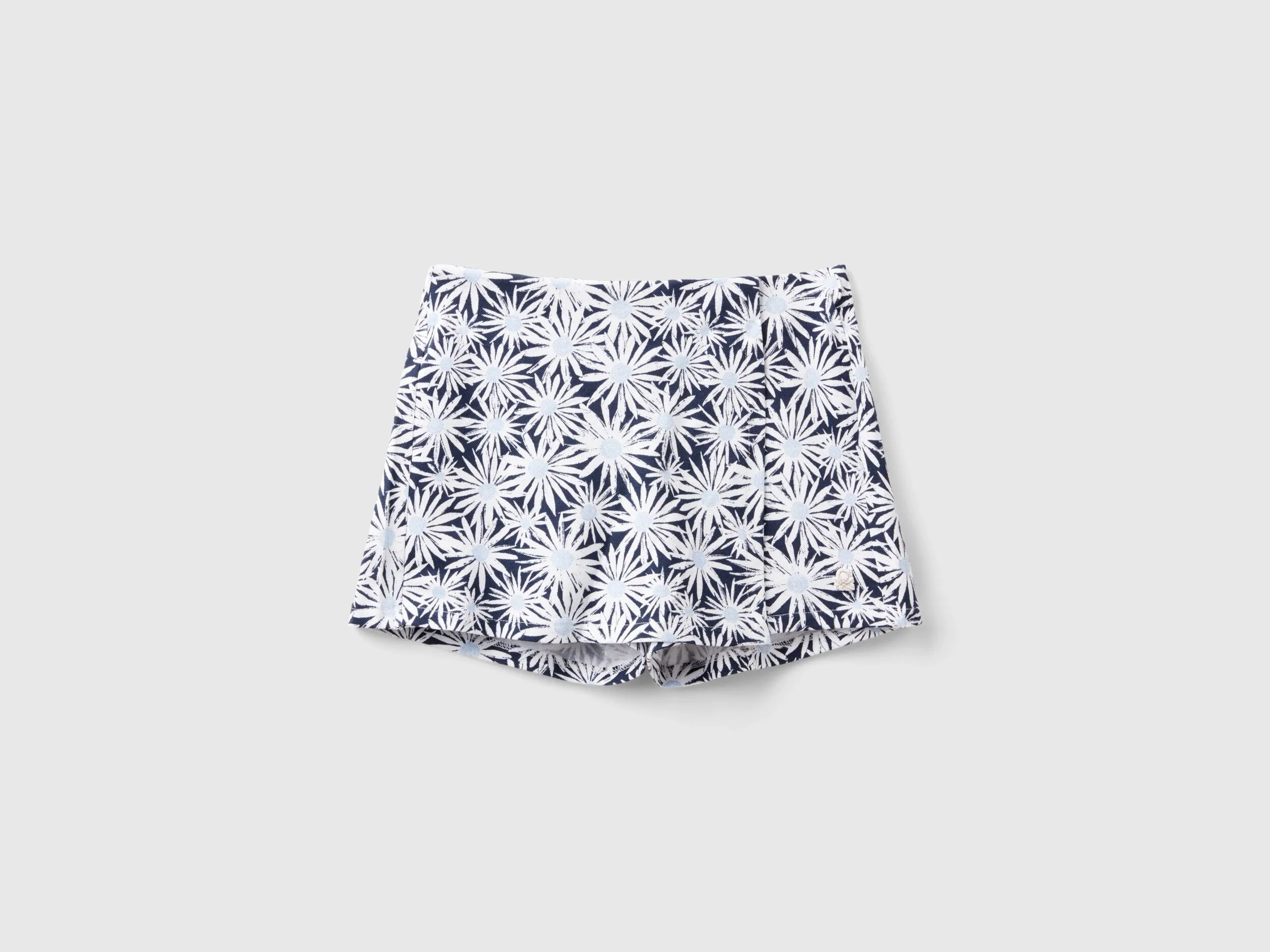 Falda pantalón azul oscuro con estampado de flores
