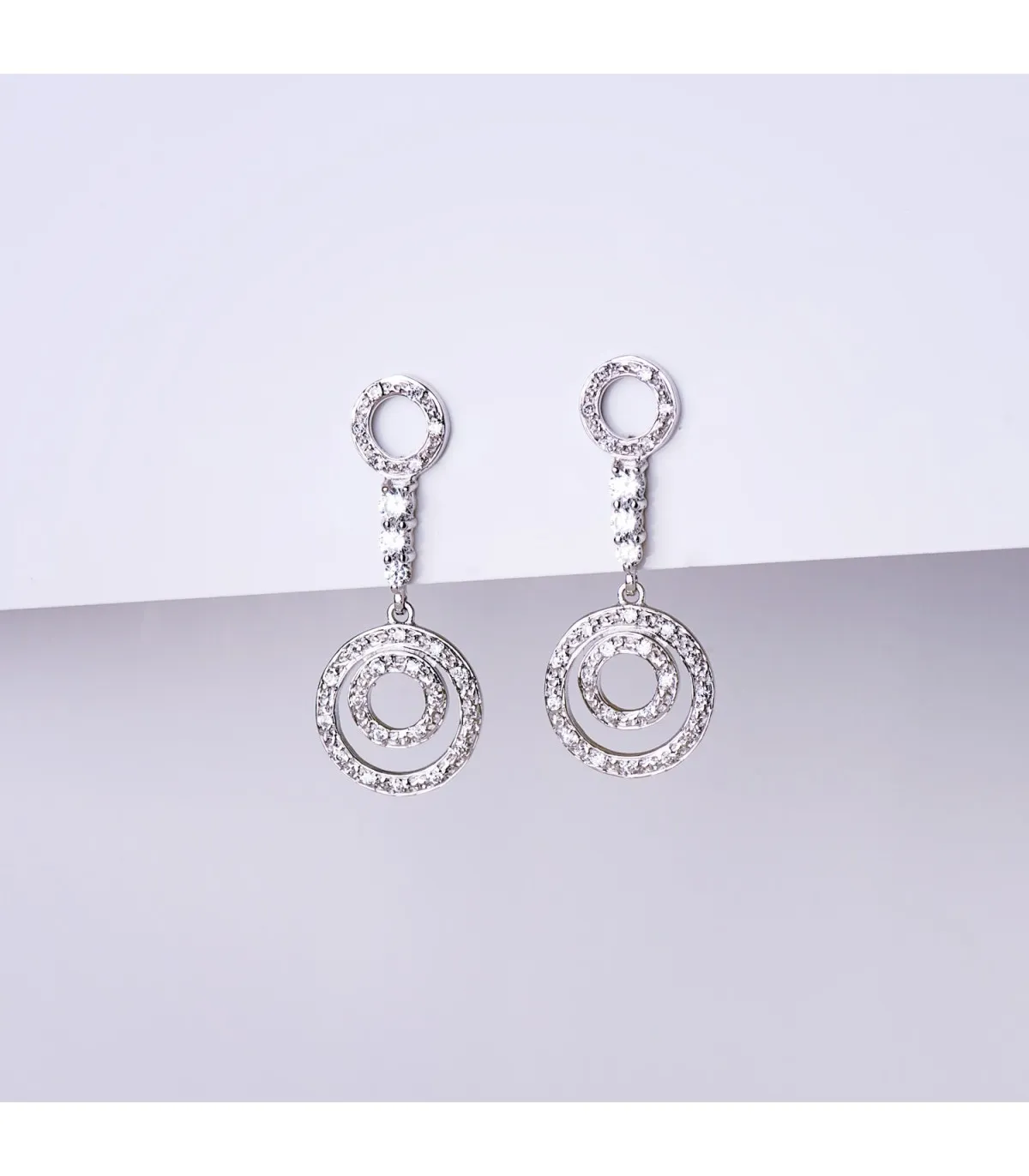 Pendientes Oro blanco 18 ktes largos redondos. Rennes