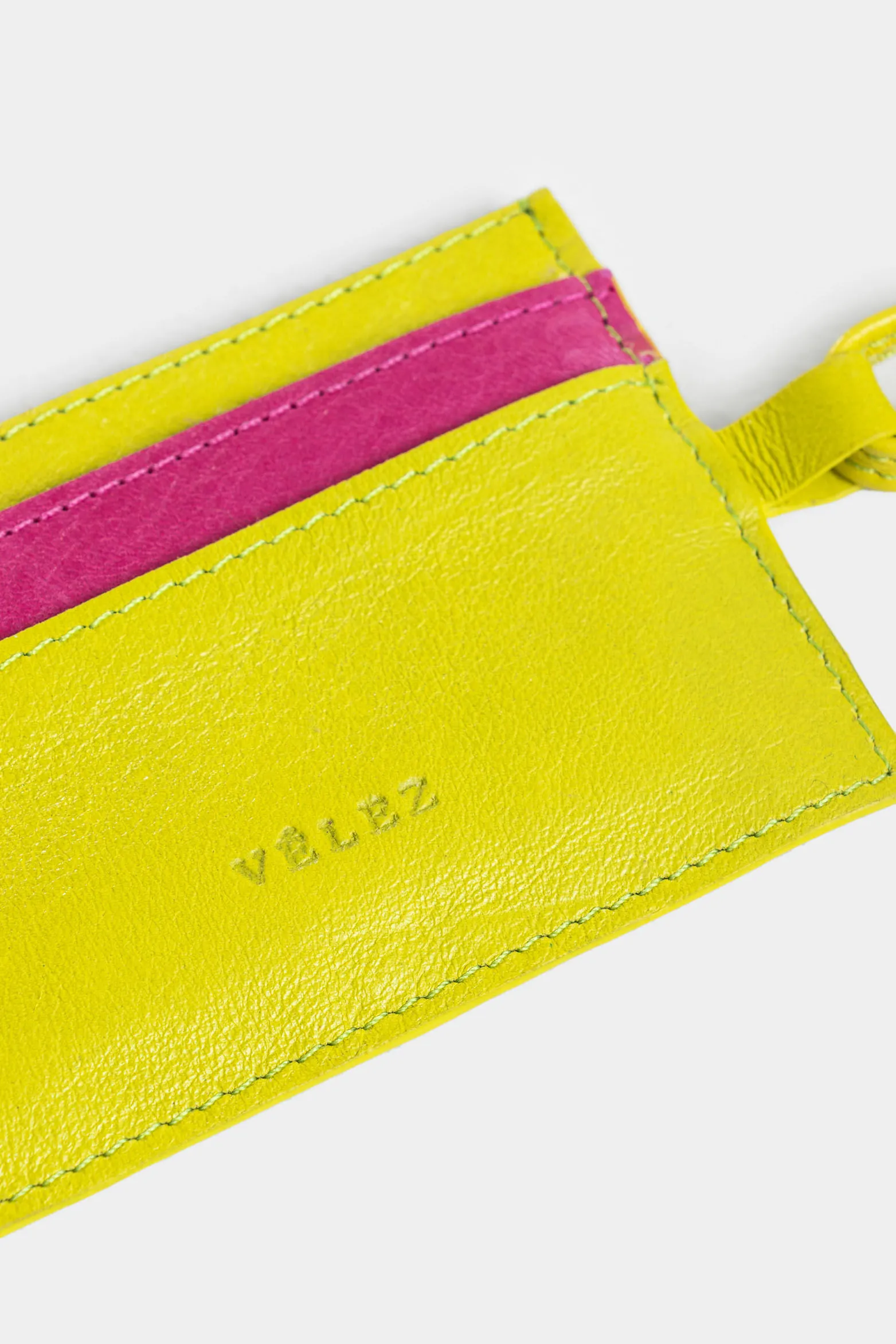 Porta tarjetas tulipan de cuero para mujer detalle contraste