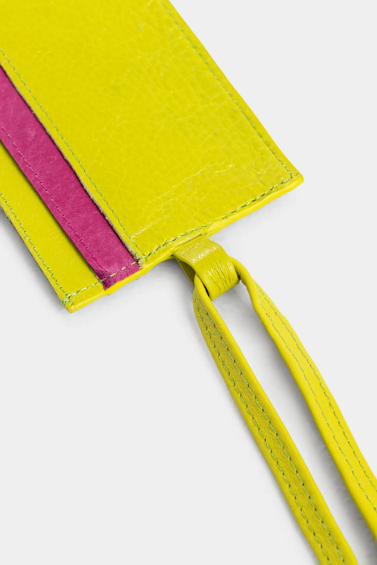 Porta tarjetas tulipan de cuero para mujer detalle contraste