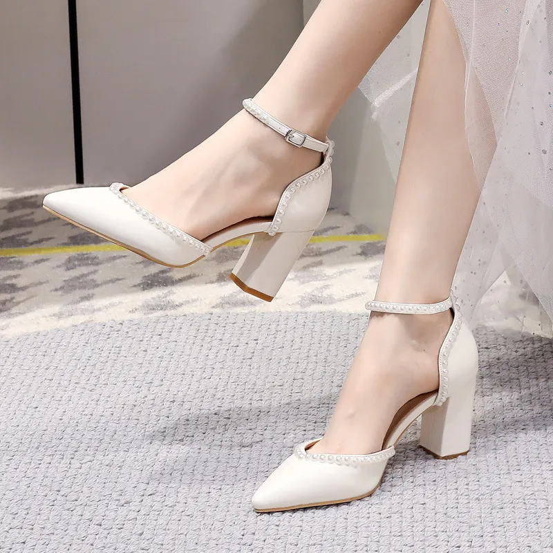 Tacones altos puntiagudos, tacón grueso de novia blanco, cinta plana hueca, zapatos de boda para mujeres perlas hechas a mano, z