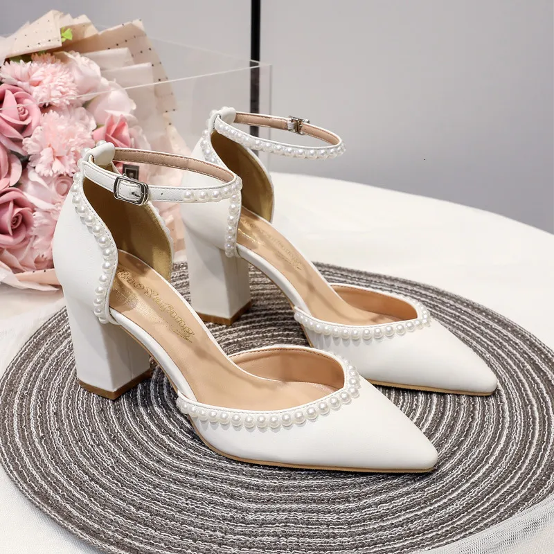 Tacones altos puntiagudos, tacón grueso de novia blanco, cinta plana hueca, zapatos de boda para mujeres perlas hechas a mano, z