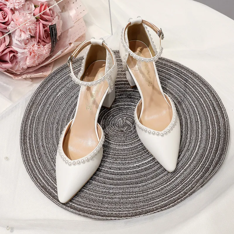 Tacones altos puntiagudos, tacón grueso de novia blanco, cinta plana hueca, zapatos de boda para mujeres perlas hechas a mano, z