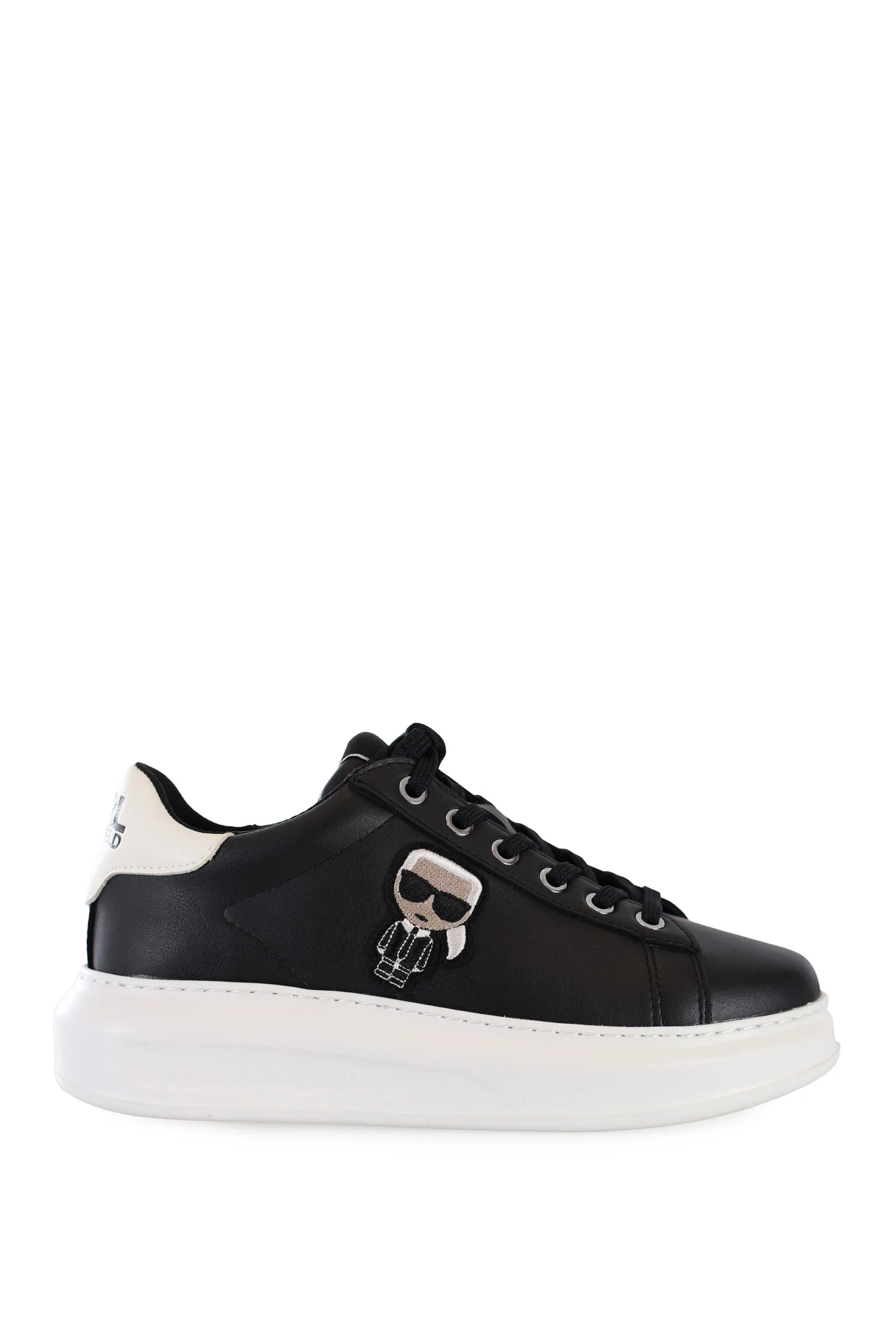 Zapatillas negras con plataforma blanca y logo en parche