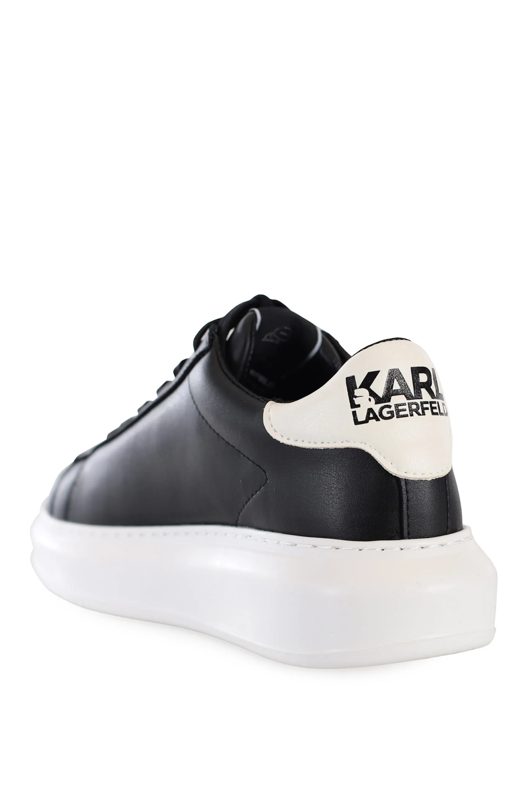 Zapatillas negras con plataforma blanca y logo en parche