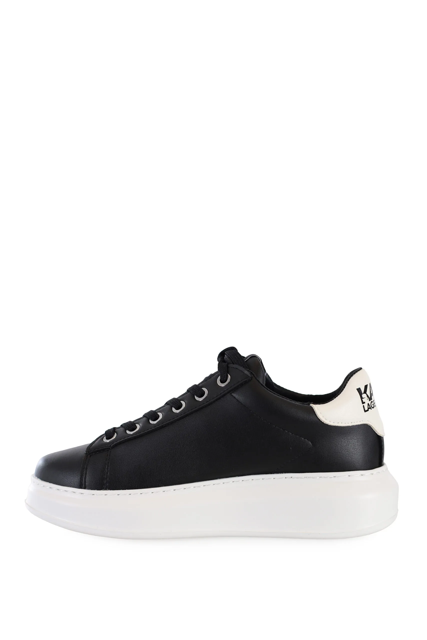 Zapatillas negras con plataforma blanca y logo en parche