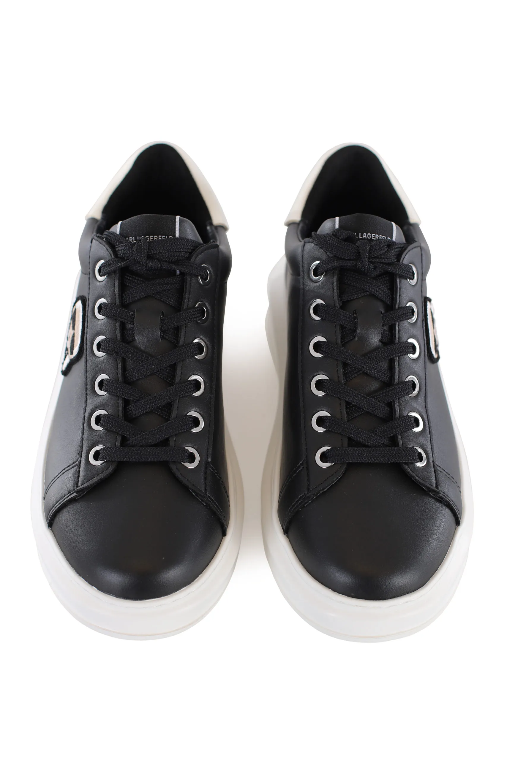 Zapatillas negras con plataforma blanca y logo en parche