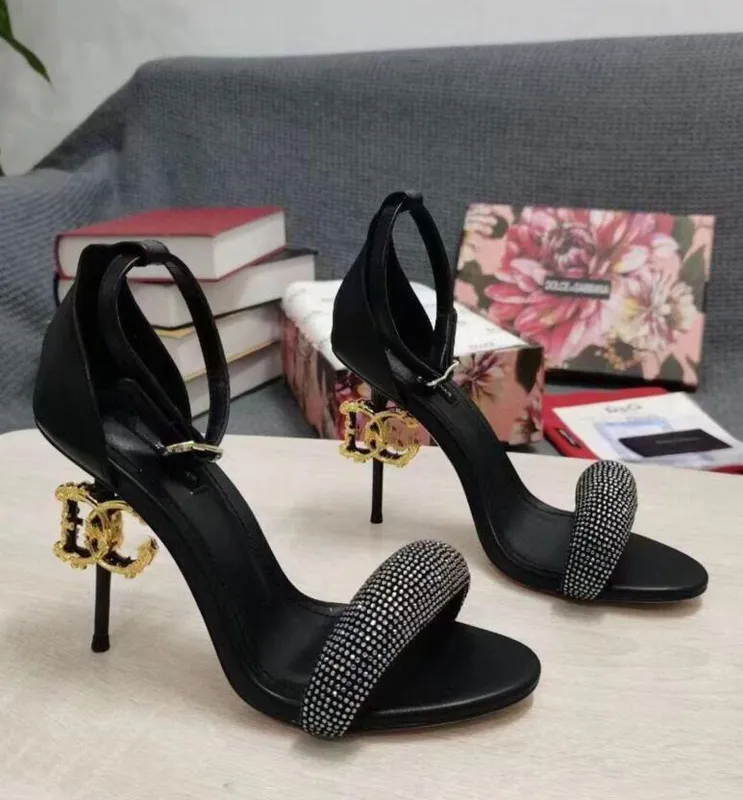Zapatos de tacón alto de diseñador Sandalias de cuero de metal de moda con temperamento Banquete de boda Fiesta Zapatos de mujer
