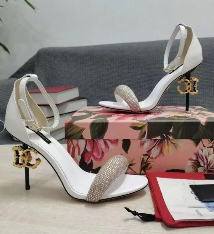 Zapatos de tacón alto de diseñador Sandalias de cuero de metal de moda con temperamento Banquete de boda Fiesta Zapatos de mujer