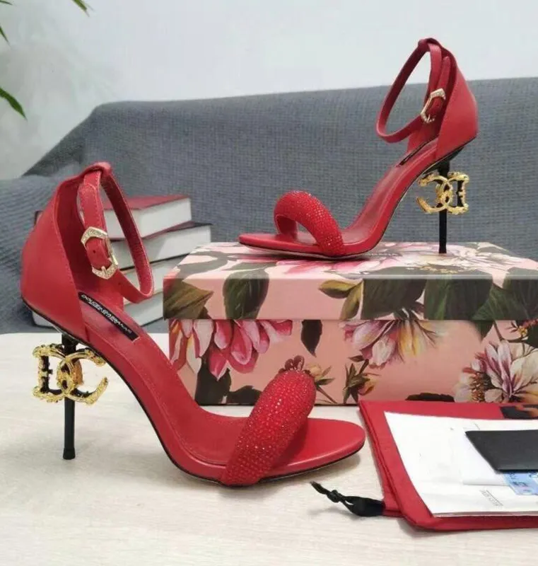 Zapatos de tacón alto de diseñador Sandalias de cuero de metal de moda con temperamento Banquete de boda Fiesta Zapatos de mujer