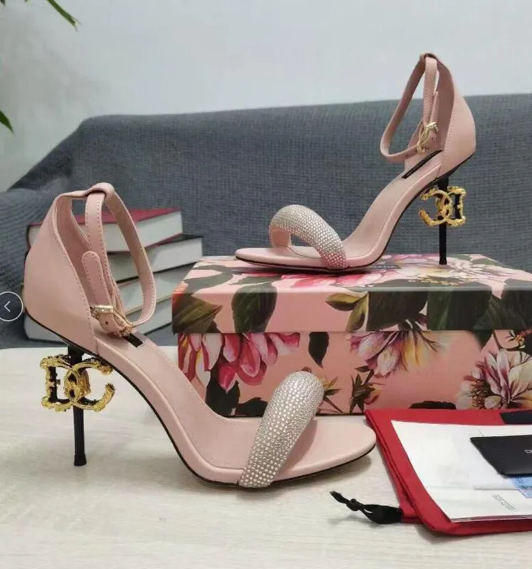Zapatos de tacón alto de diseñador Sandalias de cuero de metal de moda con temperamento Banquete de boda Fiesta Zapatos de mujer